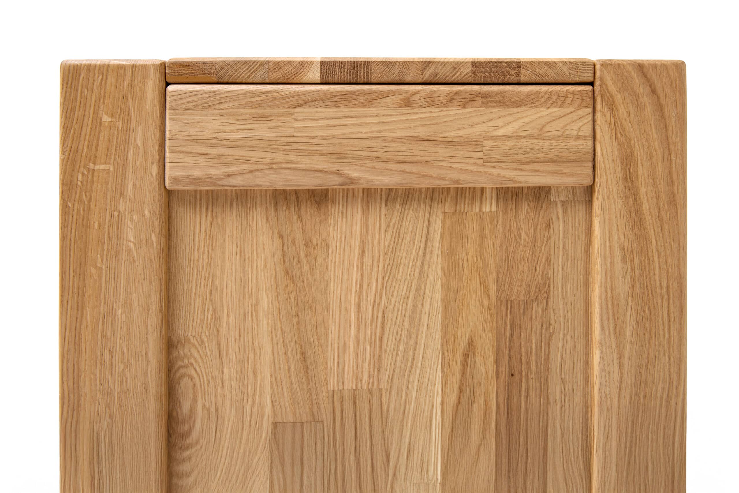 Dubová komoda Troja 7 zásuvek je skvělým doplňkem pro vaši ložnici nebo obývací pokoj.