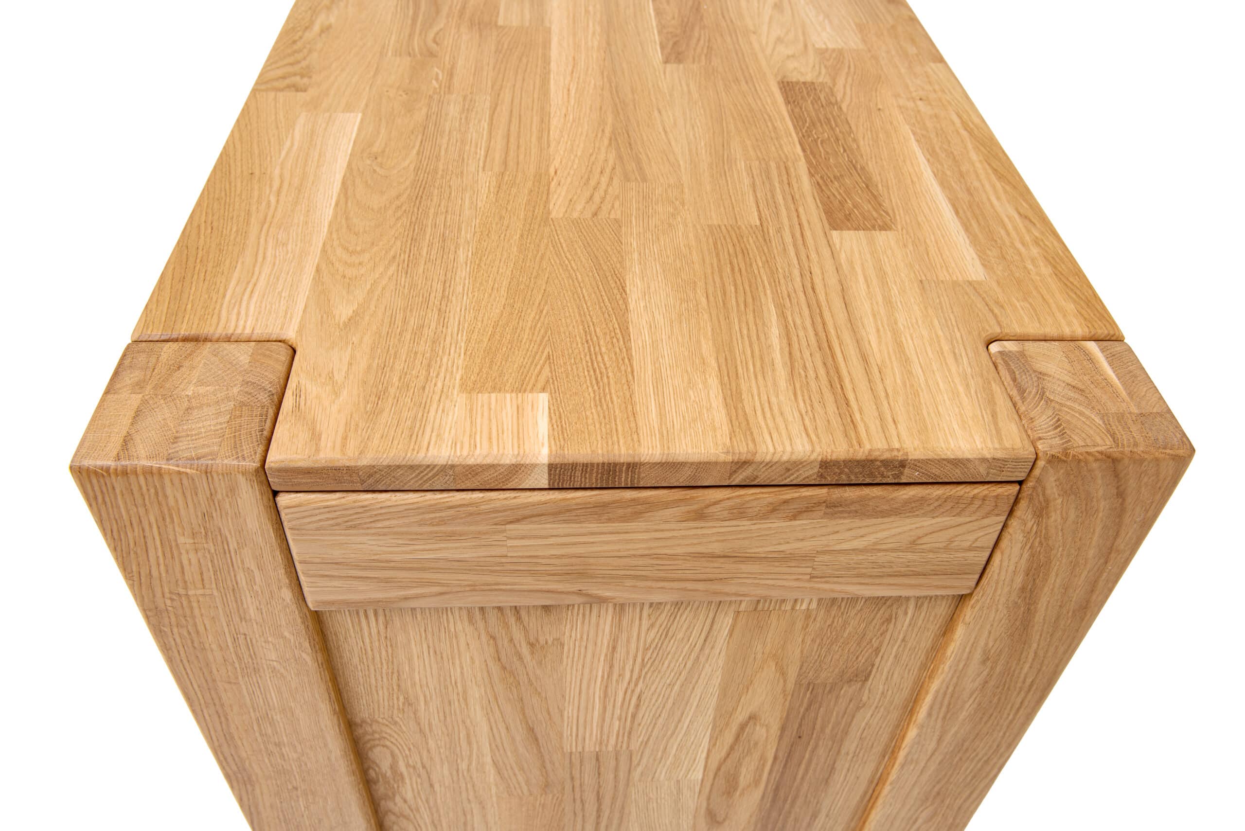 Dubová komoda Troja 7 zásuvek je skvělým doplňkem pro vaši ložnici nebo obývací pokoj.