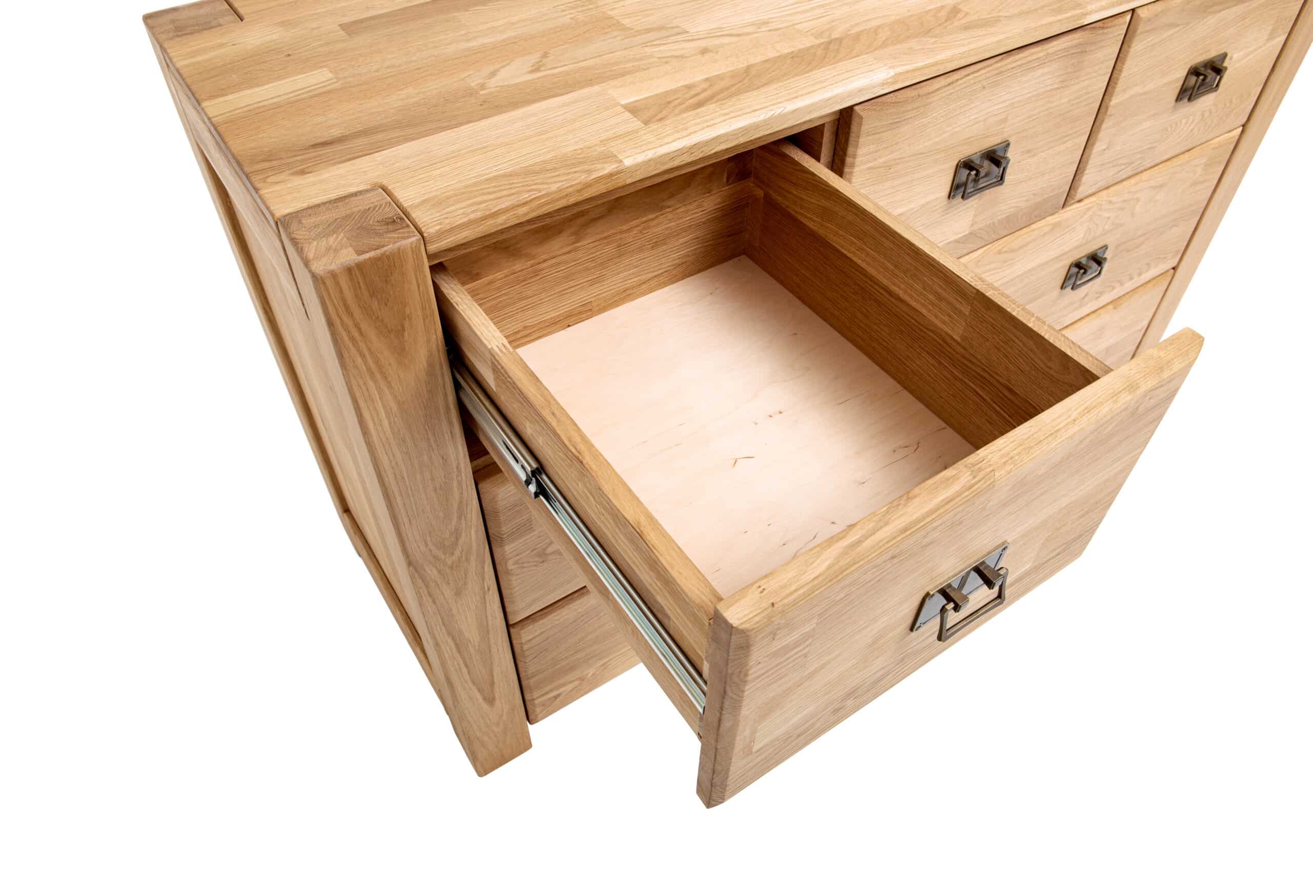 Dubová komoda Troja 7 zásuvek je skvělým doplňkem pro vaši ložnici nebo obývací pokoj.