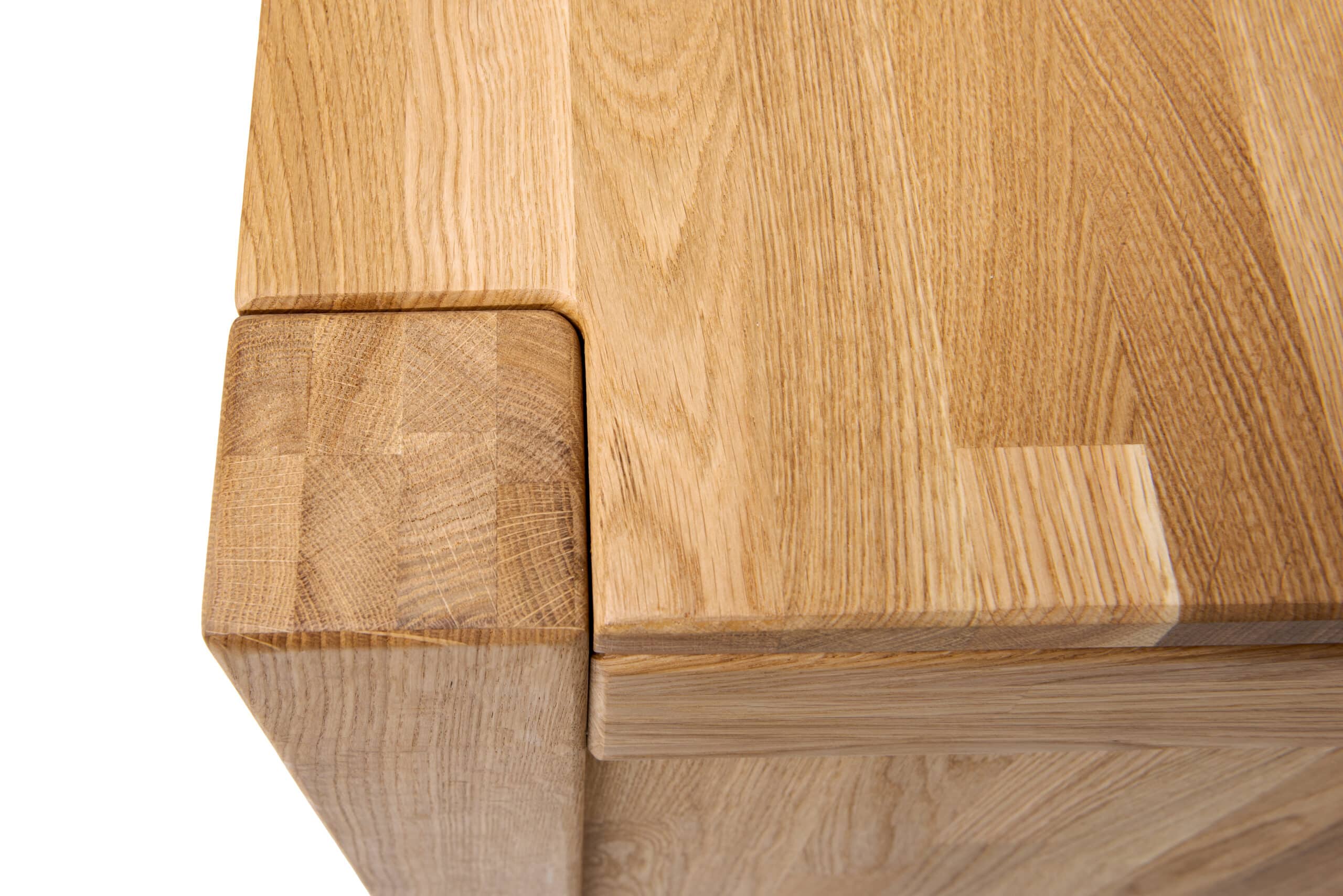 Dubová komoda Troja 7 zásuvek je skvělým doplňkem pro vaši ložnici nebo obývací pokoj.