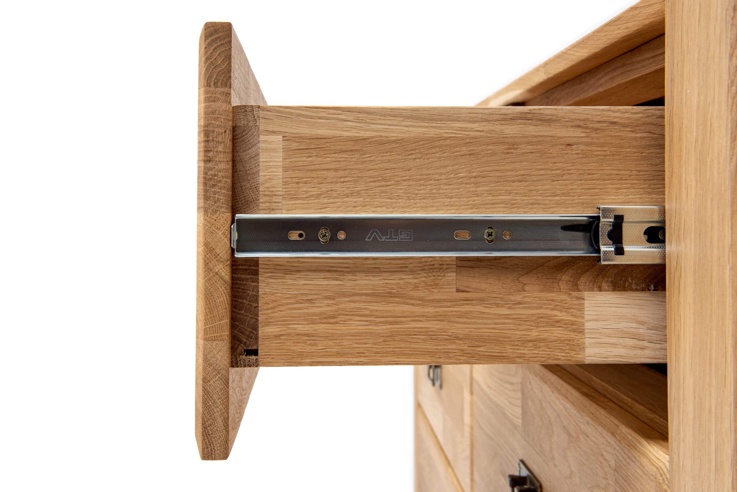 Dubová komoda Troja 7 zásuvek je skvělým doplňkem pro vaši ložnici nebo obývací pokoj.