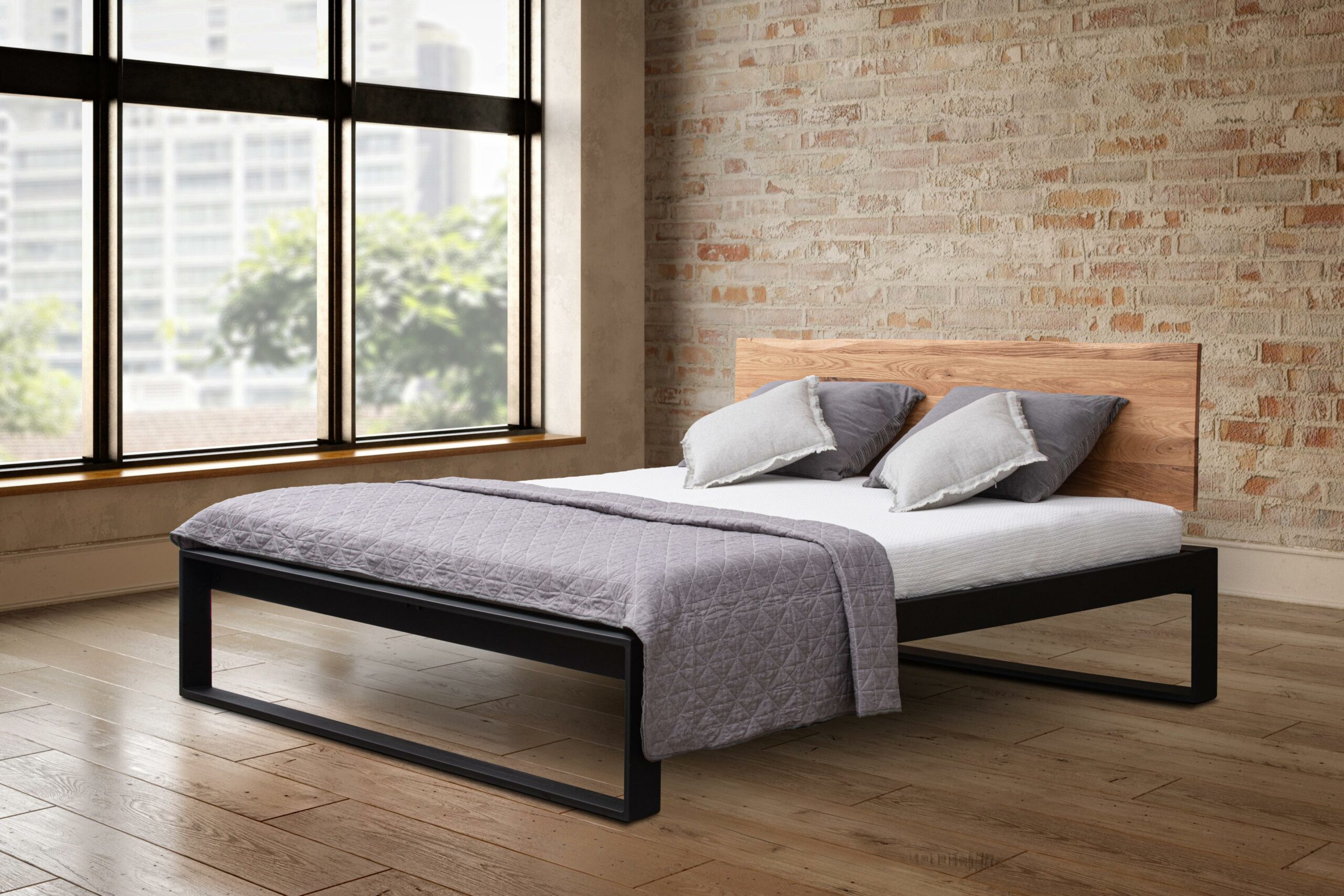 Dubová masivní postel Tara v kombinaci s kovem - manželské postele masiv