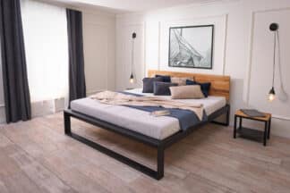Železná posteľ Tara 180×200 v kombinácii dubového masívu a kovu