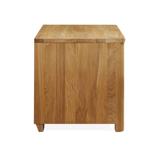 Designový masivní noční stolek je vyroben z masivního dubu v  provedení olej s voskem.
