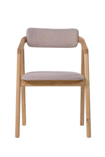 Dubová židle Aksel béžovým polstrovaním je vyrobena z nejkvalitnějšího dubového dřeva, které je známé svou vysokou odolností a dlouhověkostí.