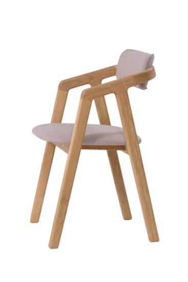 Dubová židle Aksel béžovým polstrovaním je vyrobena z nejkvalitnějšího dubového dřeva, které je známé svou vysokou odolností a dlouhověkostí.