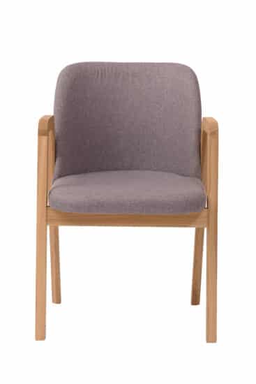 Dubová židle s područkami a šedým polstrováním je ideální pro kancelářské prostory, jídelny, kavárny i restaurace, kde oceníte její praktičnost a styl.