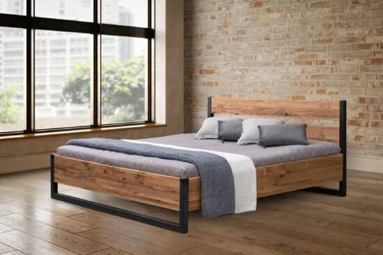 postel z masivu v kombinaci s kovem