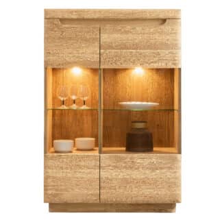Dubová vitrína Dallas - dokonalý kousek nábytku, který zaujme svým elegantním designem a prvotřídní kvalitou.