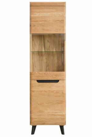 Prosklená vitrína je vyrobena z 100% dubového masivu, což zaručuje její dlouhou životnost a odolnost.