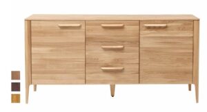 Dubová komoda Atlanta v skandinavském stylu a s tenkými liniemi přináší do vašeho domova atmosféru jednoduchosti, elegance a pohodlí.