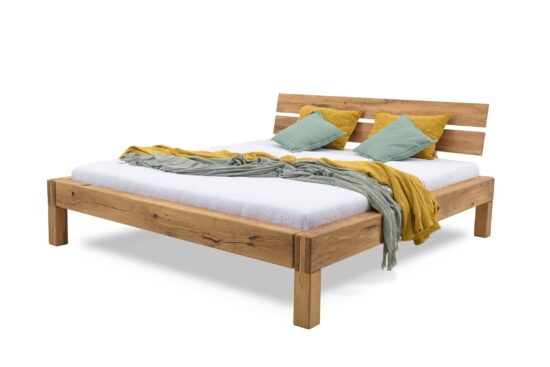 Dubová posteľ Winsdor 180x 200 z trámov sa dokonale hodí do každej spálne, či už je váš štýl škandinávsky minimalizmus alebo klasická elegancia.