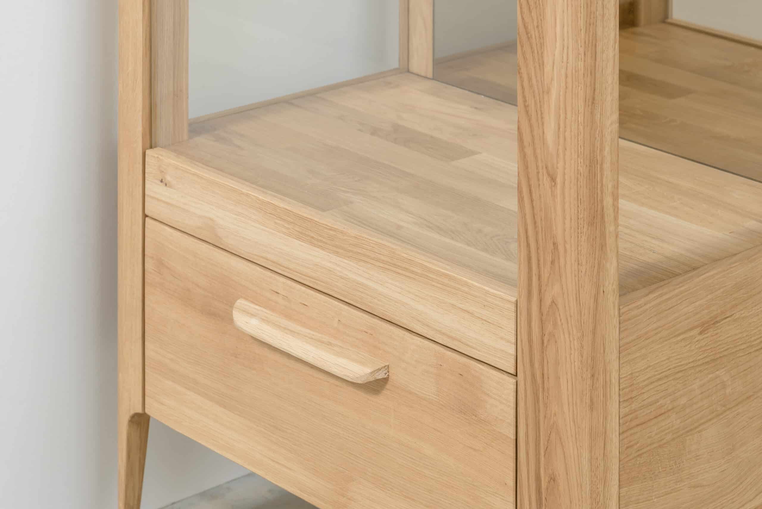 Dubová vitrína je dokonalým spojením skandinávského designu a kvalitního zpracování. Představte si, jak tato vitrína oživí váš obývací pokoj nebo jiný prostor svým luxusním minimalistickým designem.