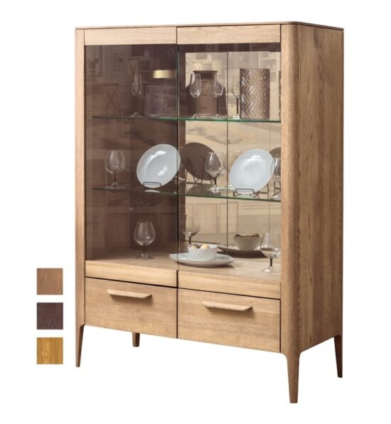 Dubová vitrína Atlanta je luxusním kusem nábytku, která vyniká nejen svými tenkými liniemi a minimalistickým designem, ale také praktičností.