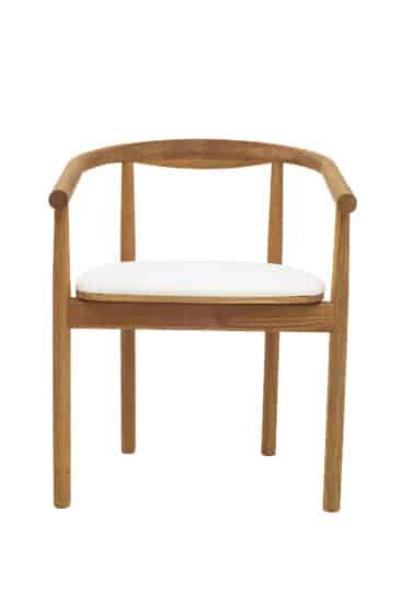 Dřevěná židle s područkami Calm je to skvělý spojenec pro vaše pohodové posezení a skvělá volba pro ty, kteří hledají elegantní design, pohodlí a vysokou kvalitu.