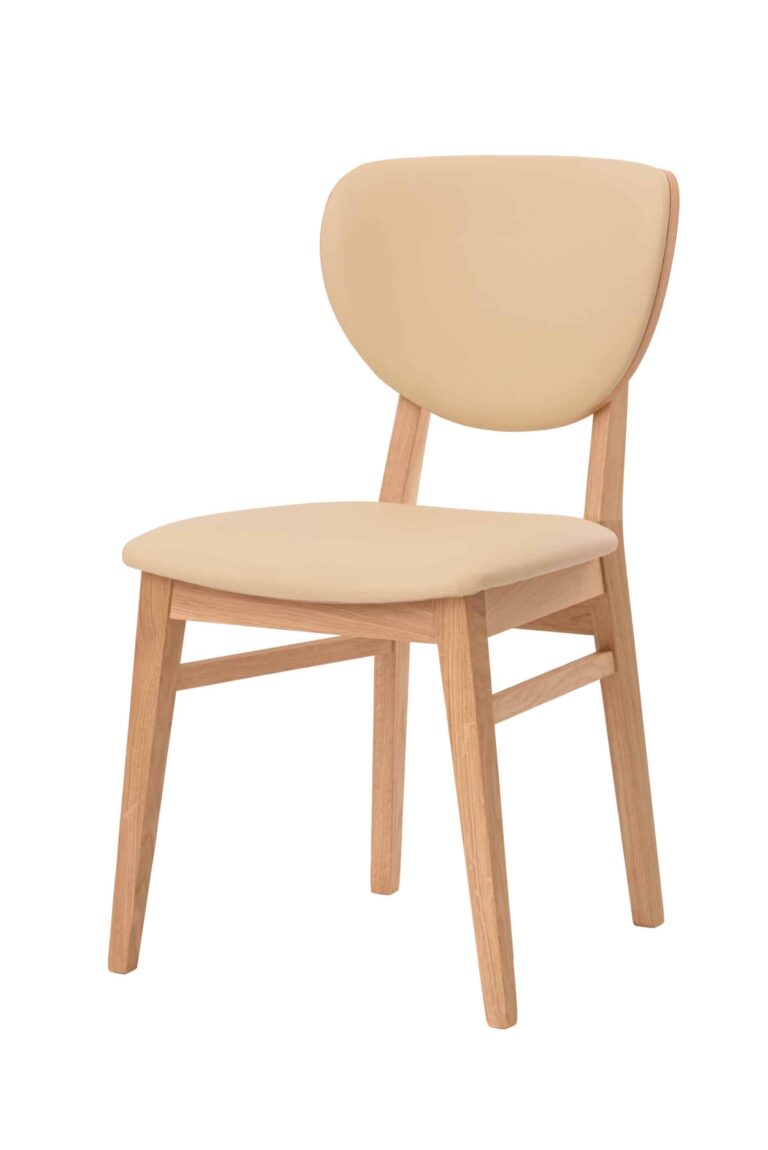 Dřevěná židle Barcelona s béžovou koženkou je více než jen místo, kam si sednete – je to designový klenot, který obohatí váš domov o dotek skandinávské elegance.
