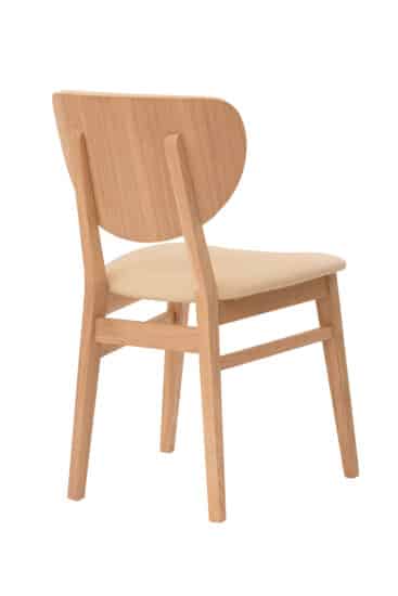 Dřevěná židle Barcelona s béžovou koženkou je více než jen místo, kam si sednete – je to designový klenot, který obohatí váš domov o dotek skandinávské elegance.