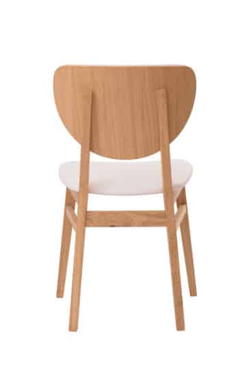 Dřevěná židle Barcelona s bílou koženkou – kousek nábytku, který nejen zve ke společným chvílím u jídla, ale stává se i neodmyslitelnou součástí vašeho domova.