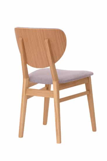 Dřevěná židle Barcelona navržená s ohledem na všechny, kteří hledají kvalitu, pohodlí a styl, tato židle se stane nejen praktickým, ale i estetickým doplňkem vašeho domova, kavárny či restaurace.