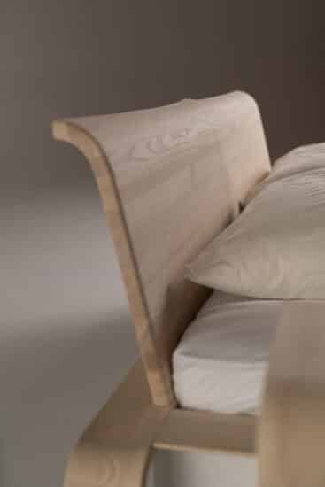 Designová postel Konstanz je klíčem k dokonalému spojení elegance, pohodlí a praktičnosti ve Vaší ložnici. Tato exkluzivní jasanová postel je víc než jen místo, kde skončíte každou noc. Je to zážitek luxusu, který transformuje Vaše spánkové prostředí do oázy klidu a stylu.