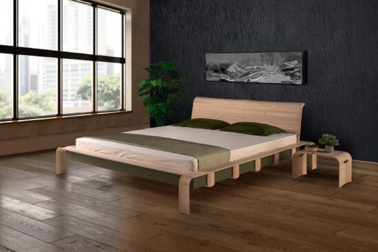 Dizajnová posteľ Konstanz je kľúčom k dokonalej kombinácii elegancie, pohodlia a praktickosti vo vašej spálni. Táto exkluzívna jaseňová posteľ je viac než len miesto, kde každý večer skončíte. Je to zážitok luxusu, ktorý premení vaše prostredie na spanie na oázu pokoja a štýlu.