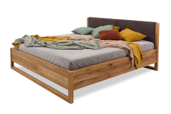 Manželská postel z masivu 180x200 Zara je navržena tak, aby poskytovala nejen pohodlí, ale také aby esteticky obohatila vaši ložnici.