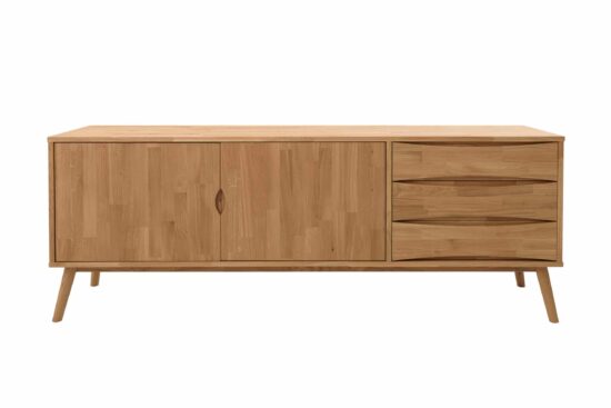 Komoda Futura z dubového masívu je kus nábytku, ktorý spája praktickosť s nezameniteľným štýlom a do vášho domova vnesie atmosféru tepla a elegancie.