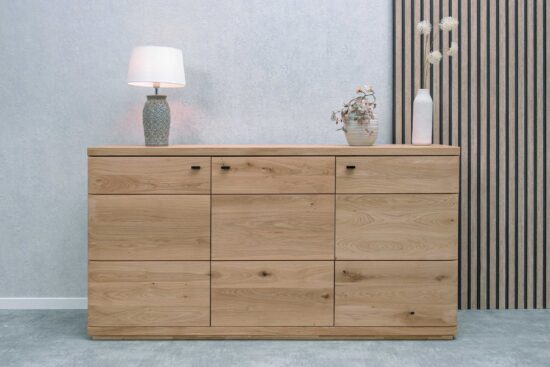 Dovoľte si zažiť luxus, funkčnosť a prirodzenú krásu vo vašom domove. Vaša drevená komoda Piedmont 05 čaká na to, aby sa stala ozdobou vášho interiéru.