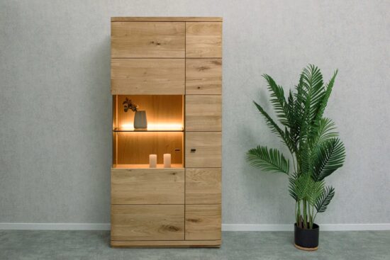 Dubová vitrína Piemont 12 – elegantný dizajn, prvotriedne materiály a premyslené detaily robia z tejto vitríny ideálnu voľbu pre každého, kto hľadá spojenie krásy a funkčnosti.