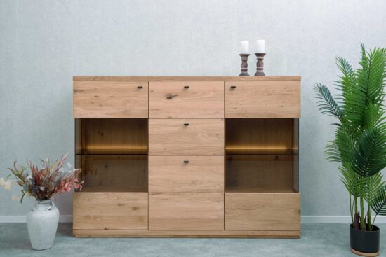 Komoda do obývačky Piemont 48 z výberového masívneho dreva s prepracovaným dizajnom a účinným LED osvetlením skrášli každý obytný priestor.