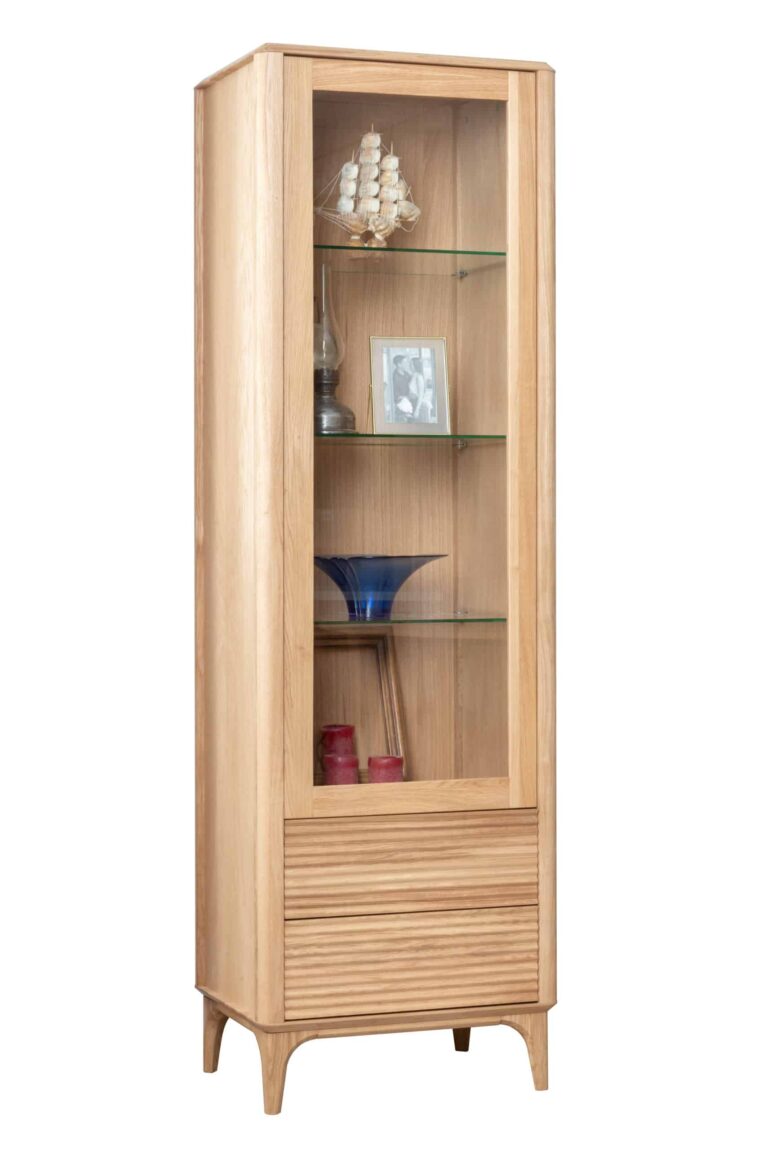 Prineste do svojho priestoru dotyk elegancie a sofistikovanosti s touto sklenenou vitrínou Stockholm 1. Užite si krásu a praktickosť, ktoré prináša tento jedinečný dizajn.
