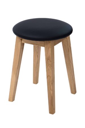 Dubový taburet Riga s černou koženkou je ideální volbou pro každého, kdo hledá spojení kvality, stylu a pohodlí. Jedinečný design a špičkové zpracování z něj dělají investici, která se vyplatí – taburet, který bude s vámi po mnoho let.