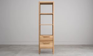Elegantní a úzká dubová knihovna Barcelona je nejen stylovým doplňkem, ale také praktickým řešením pro menší prostory, kde poskytne maximální využití s minimálními nároky na místo.