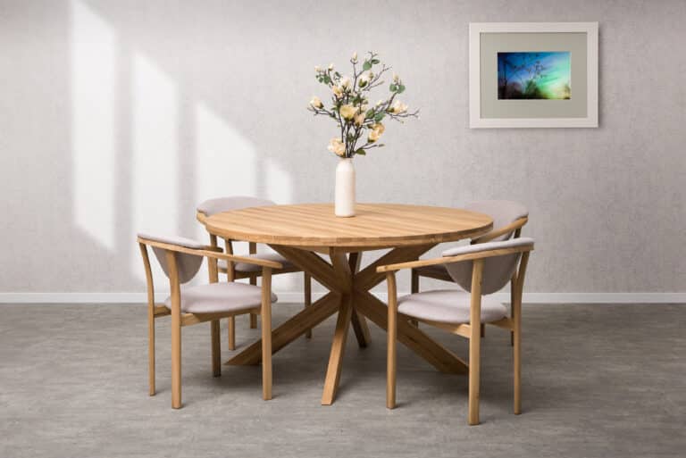 Jídelní set Milan-New York je nejen krásným doplňkem vašeho domova, ale také praktickým pomocníkem pro každodenní život. Ať už pořádáte rodinnou večeři, oslavu s přáteli nebo jen hledáte prostor, kde si v klidu vypít svou ranní kávu, tento komplet bude vždy stát po vašem boku.