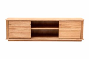 Komoda pod televizi Celin z masivního dubového dřeva nabízí dokonalé spojení elegance a funkčnosti. Otevřený prostor pro elektroniku a boční skříňky poskytují přehledné i skryté úložné místo.