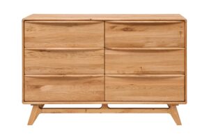 Šest prostorných zásuvek se systémem soft close nabízí praktické úložné řešení, zatímco přírodní dubový masiv s olejovou povrchovou úpravou ADLER Legno Dura-Öl zajišťuje dlouhou životnost a snadnou údržbu. Součást elegantní kolekce Bara, kterou tvoří komody, postele i noční stolky pro harmonický interiér.