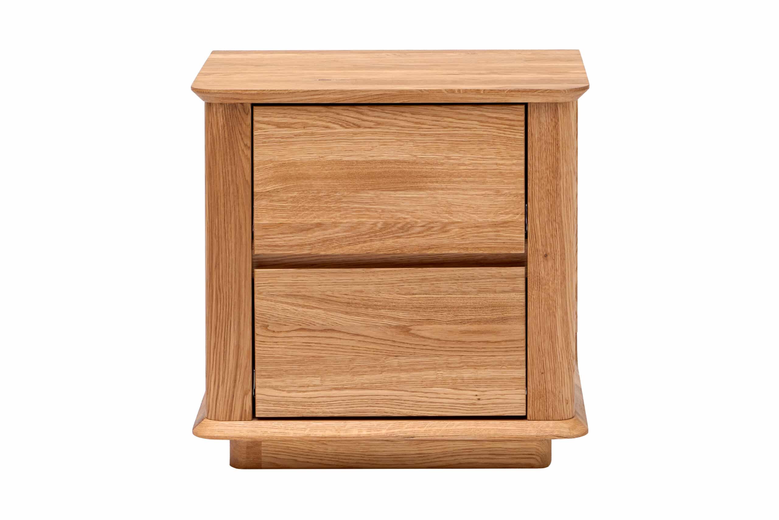 Elegantní noční stolek Celin z masivního dubového dřeva kombinuje nadčasový design s praktickými zásuvkami se systémem soft close. Hladké linie, oblé hrany a přírodní kresba dřeva dodávají každé ložnici teplý a stylový vzhled.