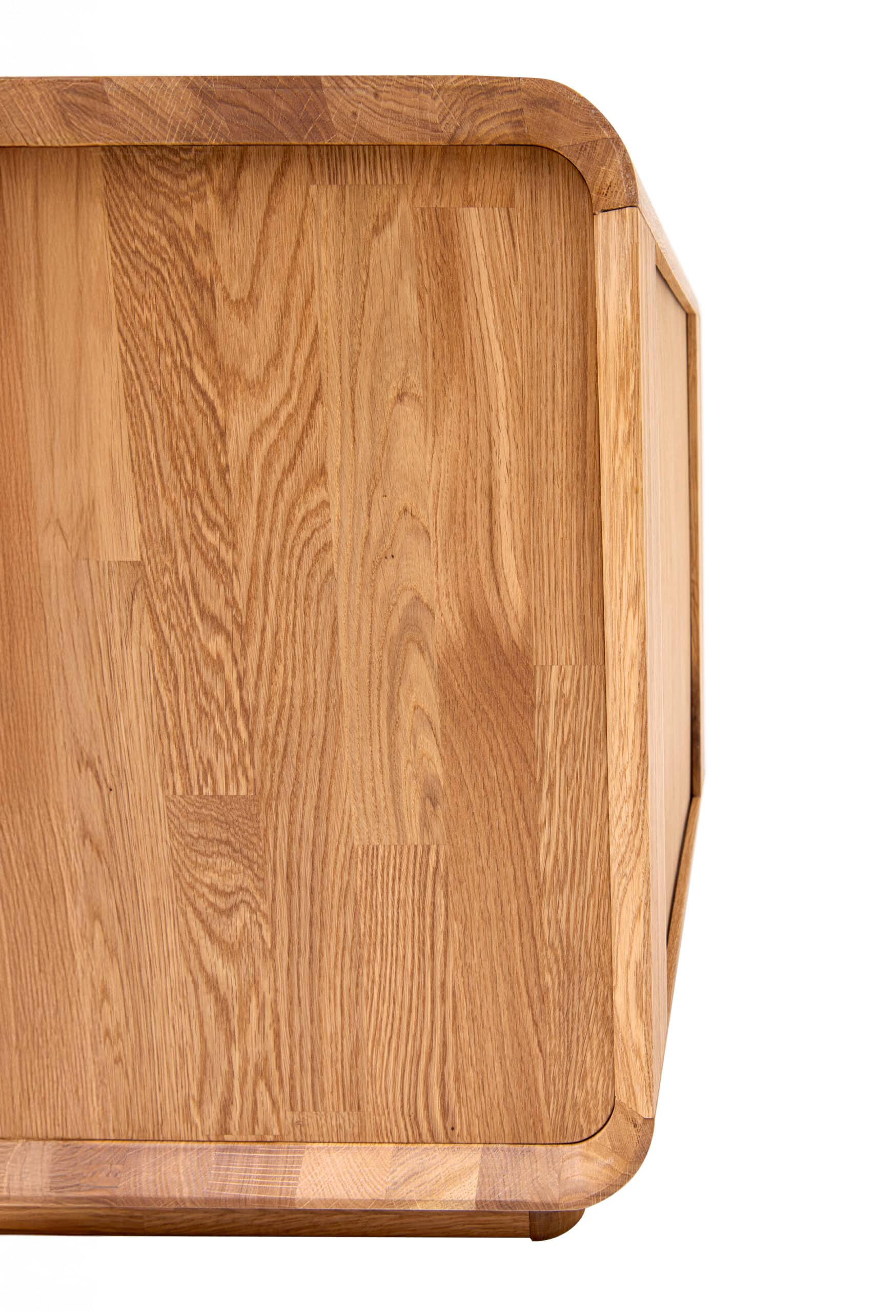 Elegantní noční stolek Celin z masivního dubového dřeva kombinuje nadčasový design s praktickými zásuvkami se systémem soft close. Hladké linie, oblé hrany a přírodní kresba dřeva dodávají každé ložnici teplý a stylový vzhled.