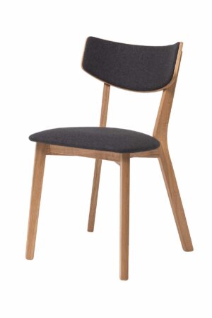 Jedálenská stolička Rico je štýlovým a funkčným doplnkom každého interiéru. Čierny poťah v kombinácii s masívnym dubovým drevom vytvára atraktívny kontrast a podčiarkuje prirodzenú kresbu dreva. Ergonomicky tvarované operadlo a pohodlne polstrovaný sedák zaisťujú komfort aj pri dlhšom sedení.