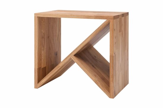 Dubový nočný stolík Hans z prémiového masívu spája moderný geometrický dizajn s praktickosťou. Originálny prvok, ktorý vnesie do spálne prírodnú eleganciu a vydrží celé generácie.