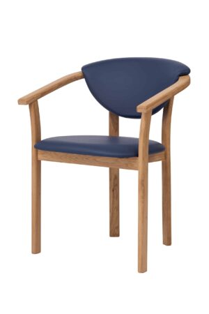 Drevená stolička s opierkami Alexis je ideálnym spoločníkom na pohodové posedenie a skvelou voľbou pre všetkých, ktorí hľadajú kombináciu elegantného dizajnu, vysokého komfortu a kvalitného spracovania.