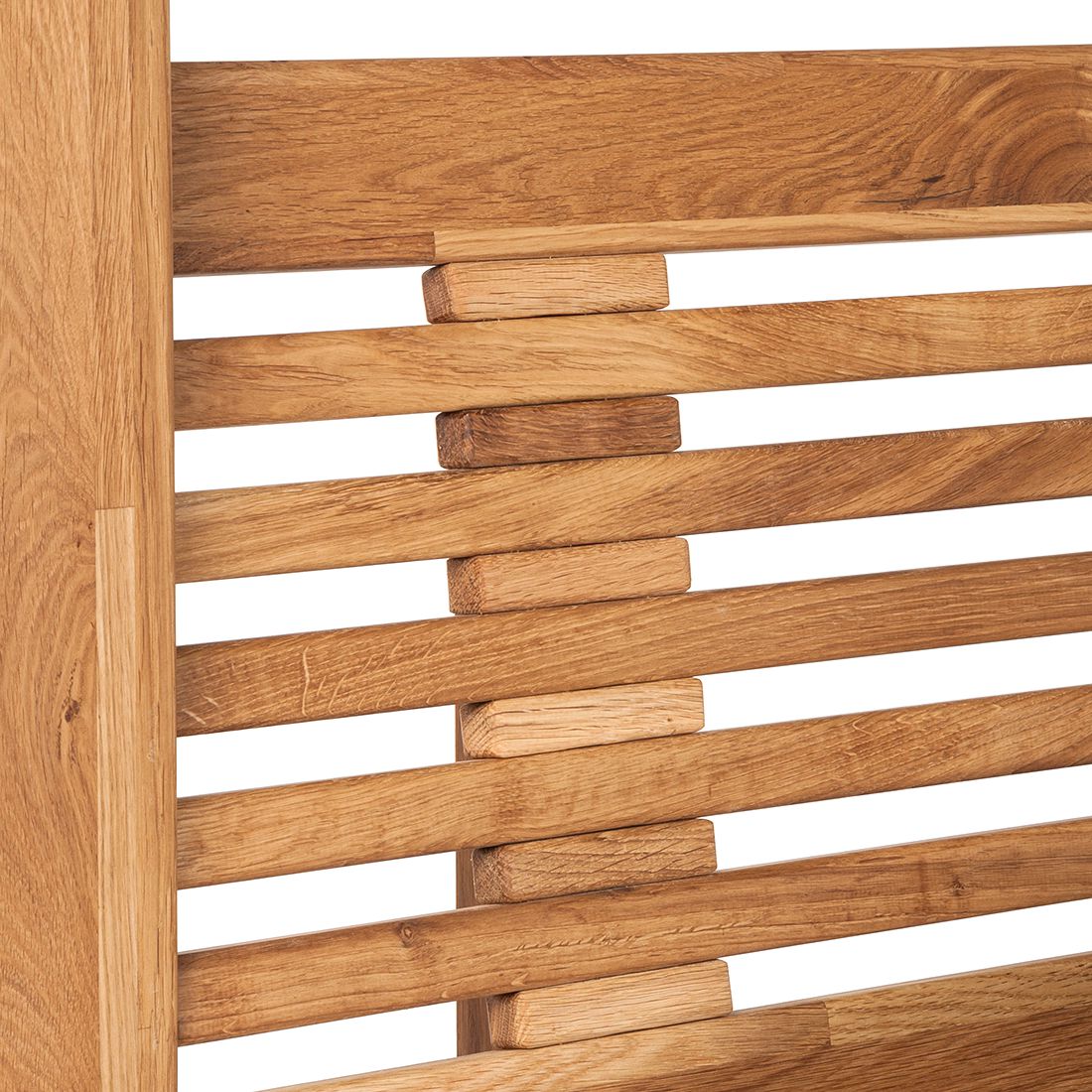 Postel Lisa z masivního dubového dřeva s konstrukcí pro nebesa promění vaši ložnici v místo jako z pohádky. Elegantní design, přírodní materiály a precizní zpracování zajišťují nejen krásu, ale i pevnost a dlouhou životnost. Díky vysokým sloupkům si můžete vytvořit útulný prostor přesně podle svých představ.