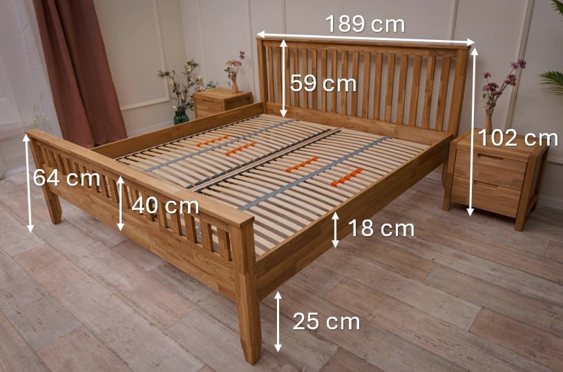 Elegantní masivní dubová postel Elizabeth spojuje nadčasový design, pevnou konstrukci a přírodní krásu dubového dřeva. Díky preciznímu zpracování a možnosti volby matrace i roštu si vytvoříte ideální místo pro zdravý a pohodlný spánek.