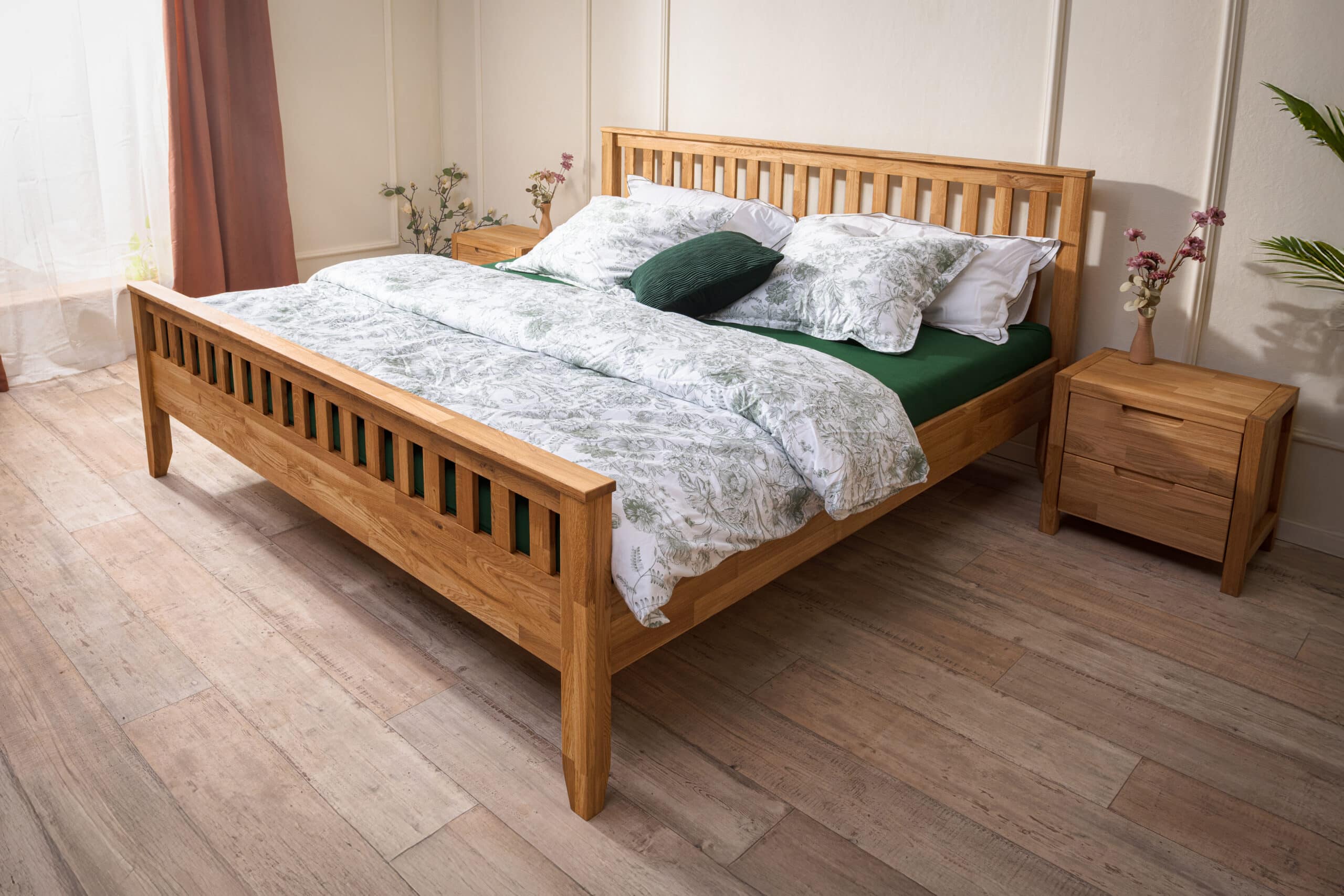Elegantní masivní dubová postel Elizabeth spojuje nadčasový design, pevnou konstrukci a přírodní krásu dubového dřeva. Díky preciznímu zpracování a možnosti volby matrace i roštu si vytvoříte ideální místo pro zdravý a pohodlný spánek.