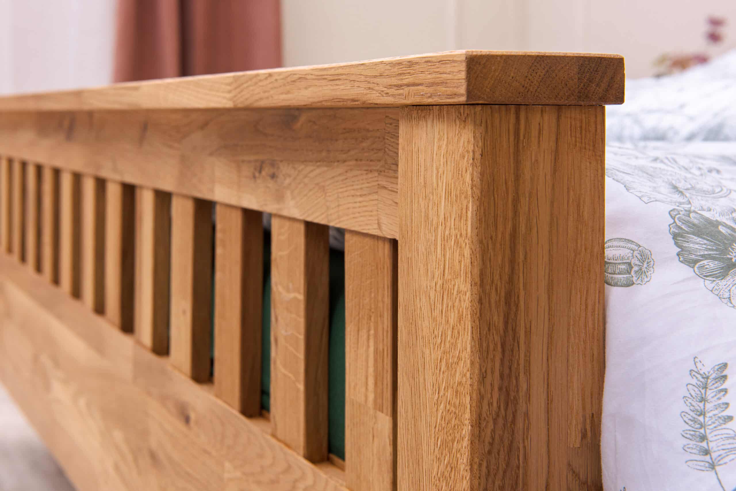 Elegantní masivní dubová postel Elizabeth spojuje nadčasový design, pevnou konstrukci a přírodní krásu dubového dřeva. Díky preciznímu zpracování a možnosti volby matrace i roštu si vytvoříte ideální místo pro zdravý a pohodlný spánek.