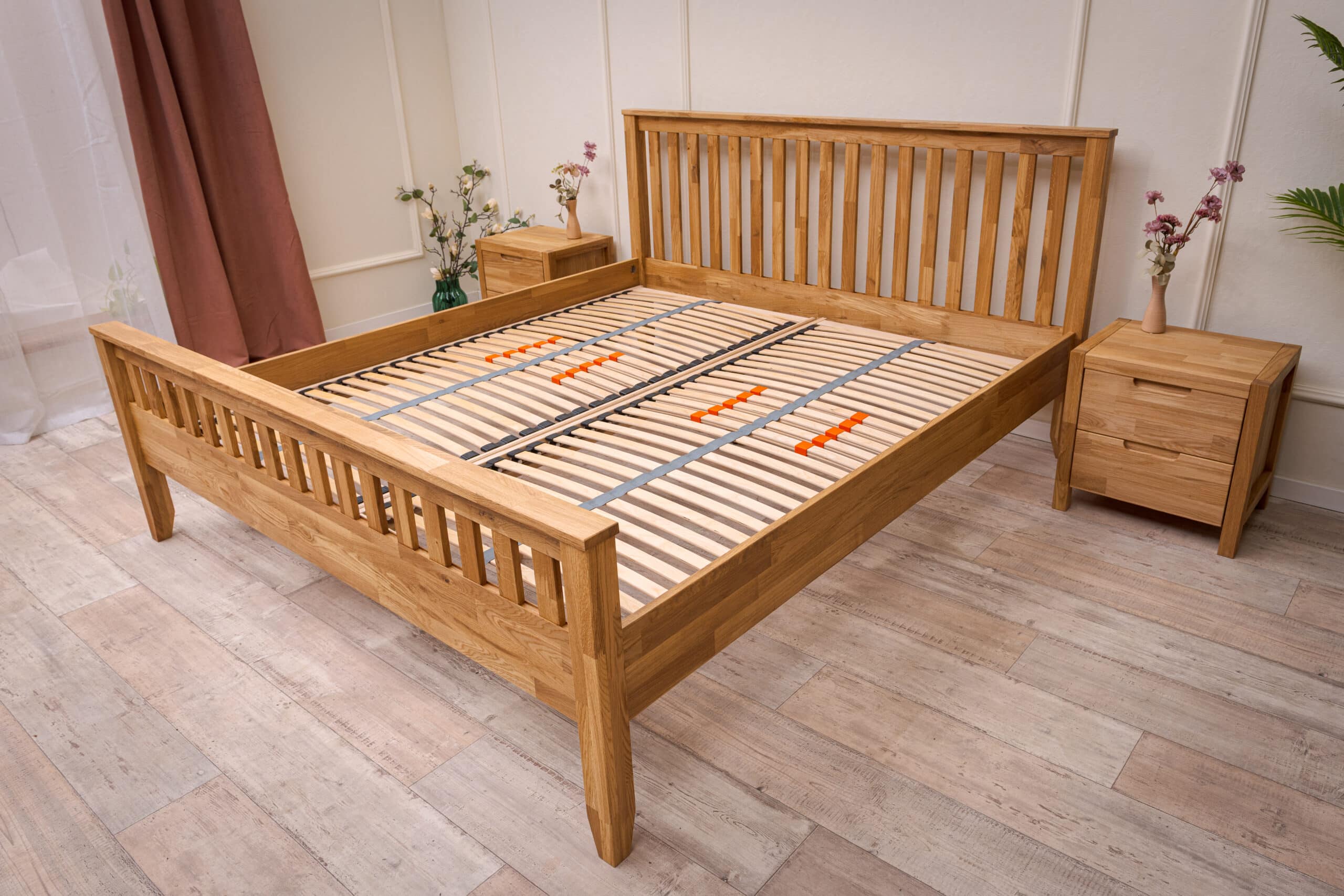 Elegantní masivní dubová postel Elizabeth spojuje nadčasový design, pevnou konstrukci a přírodní krásu dubového dřeva. Díky preciznímu zpracování a možnosti volby matrace i roštu si vytvoříte ideální místo pro zdravý a pohodlný spánek.