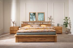 Objevte krásu přírodního dřeva a praktičnost v jednom – postel Kelda z masivního dubu nabízí nejen elegantní design, ale i chytrý úložný prostor. Díky kvalitnímu zpracování a nadčasovému stylu bude vaší ložnici slušet po mnoho let.