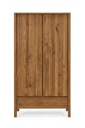 Dubová skriňa Sofi z masívneho olejovaného dubu ponúka elegantný vzhľad a praktické členenie. Nadčasový dizajn zvýrazňuje prirodzenú kresbu dreva a perfektne ladí s ostatnými prvkami kolekcie Sofi. Ideálna voľba pre tých, ktorí hľadajú kvalitný, trvácny a krásny kus nábytku.
