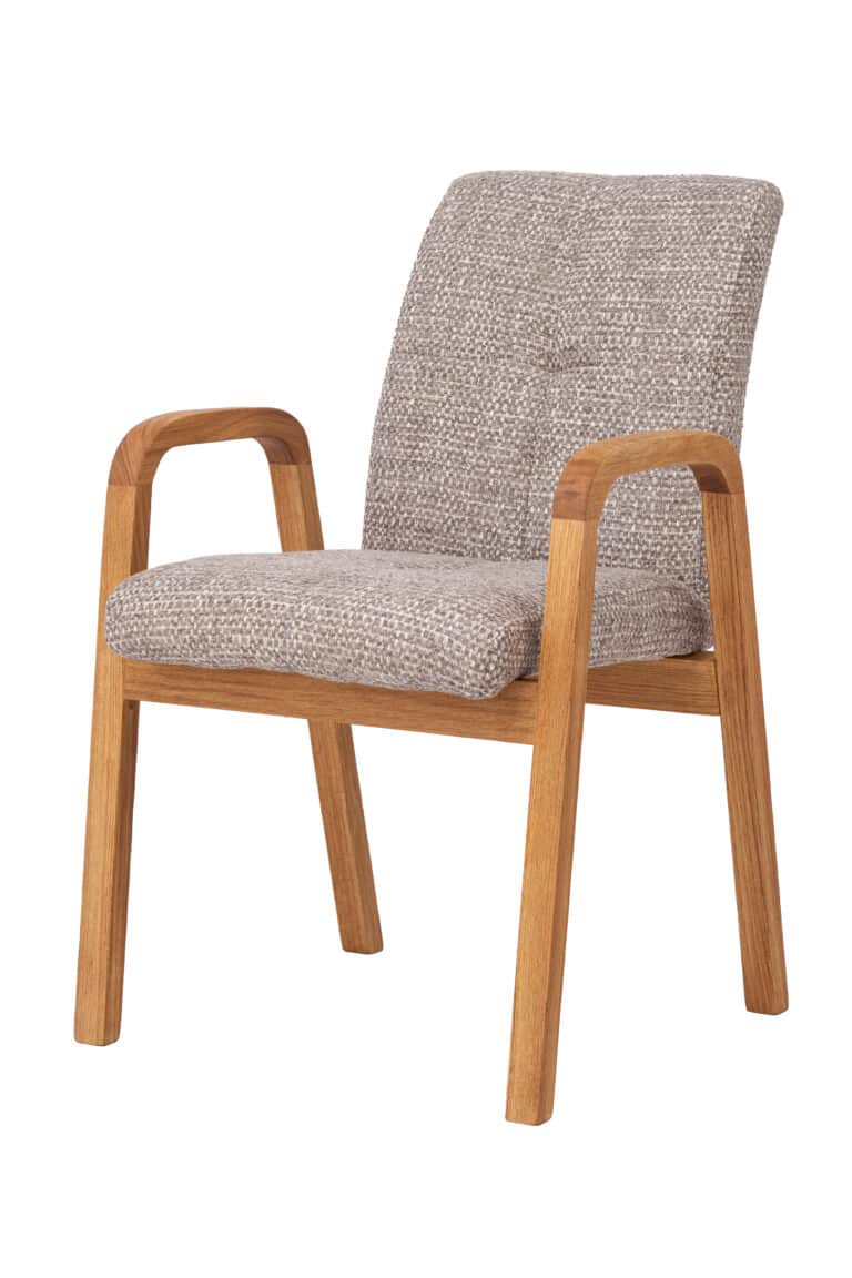 Dubová stolička Orion hnedá kombinuje masívny dub s elegantným hnedým čalúnením, ktoré pôsobí teplo a prirodzene. Ergonomický tvar sedáka a operadla spolu s pevnou konštrukciou zaisťuje pohodlie a stabilitu pri každodennom používaní. Nadčasový dizajn skvele doplní moderné aj klasické interiéry.