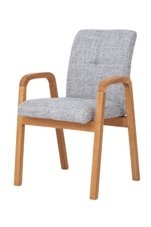 Dubová stolička Orion modrá spája pevnosť masívneho dubu s elegantným modrým čalúnením a vytvára štýlový prvok do každého interiéru. Ponúka vysoký komfort sedenia, nadčasový dizajn a precízne spracovanie na každodenné používanie. Ideálna voľba pre jedáleň, pracovňu aj reprezentatívne priestory.